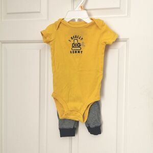 3/$12 Carter's 2 piece set 6 m